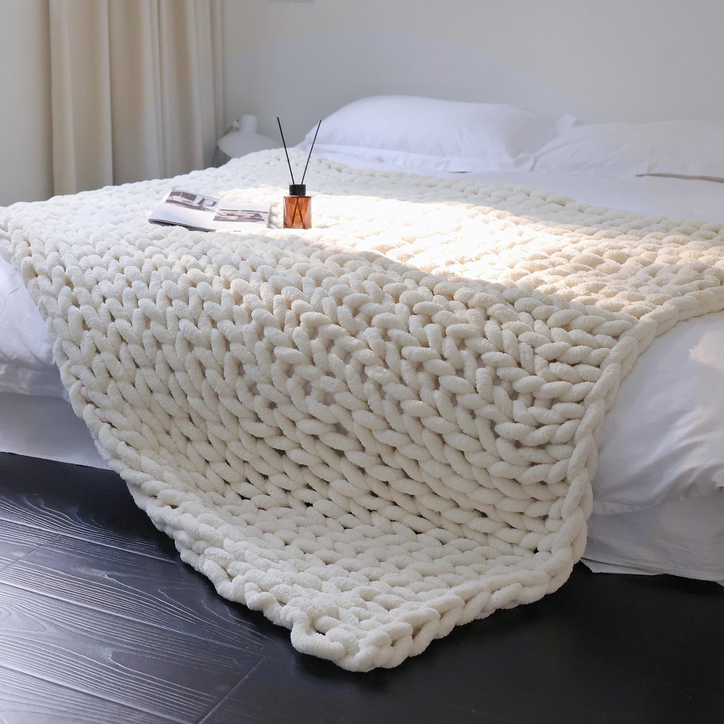 Maetoow Chenille Chunky Knit Blanket Throw (40×50 Inch), Handmade Warm & Cozy Blanket Couch, Bed, Home Decor, Soft Breathable Fleece Banket,Graduation Gifts, Cream