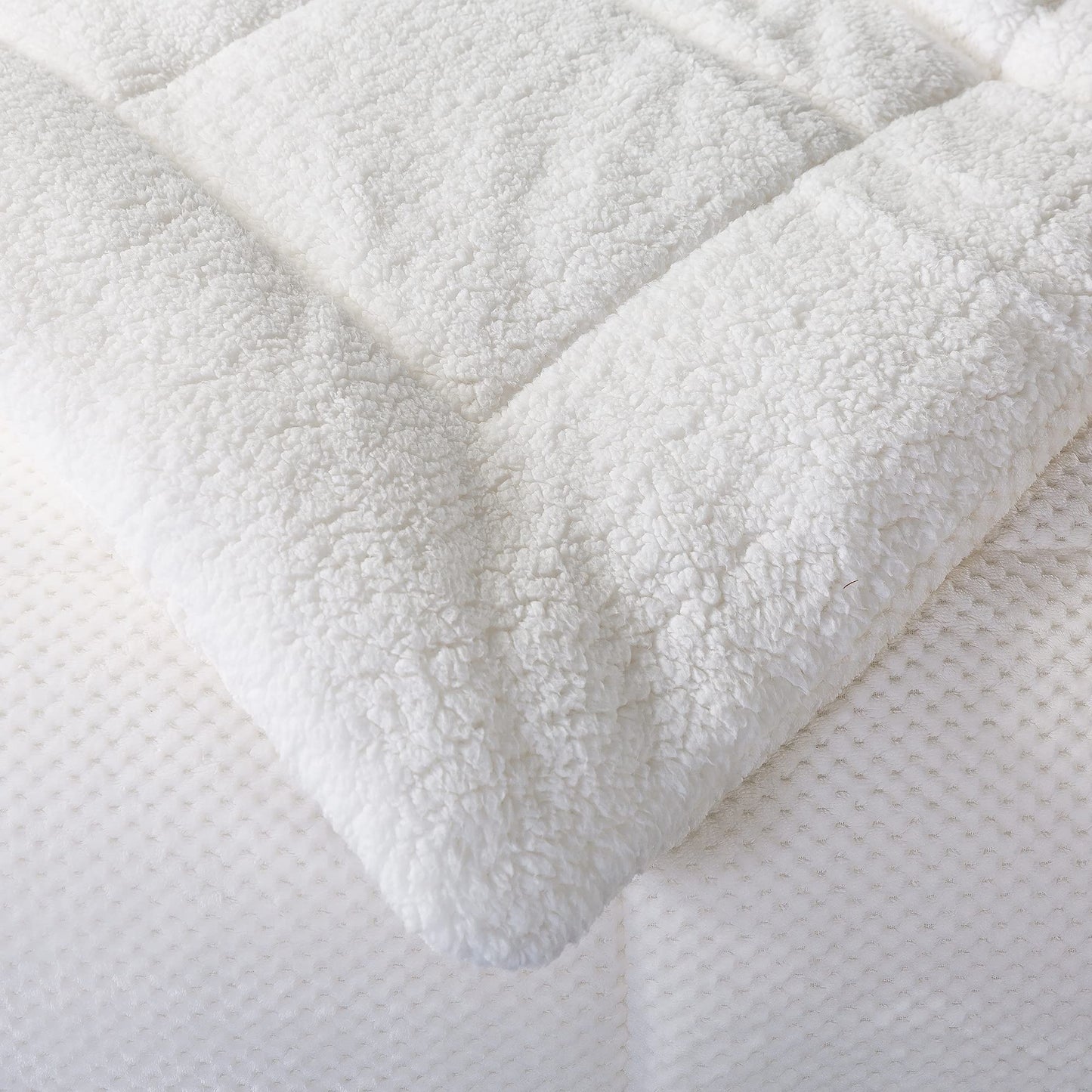 KASENTEX Super Ultra Soft Luxury Plush Sherpa Comforter, Cozy Reversible Faux Fur Machine Washable Bedding, Bright White, Queen Size