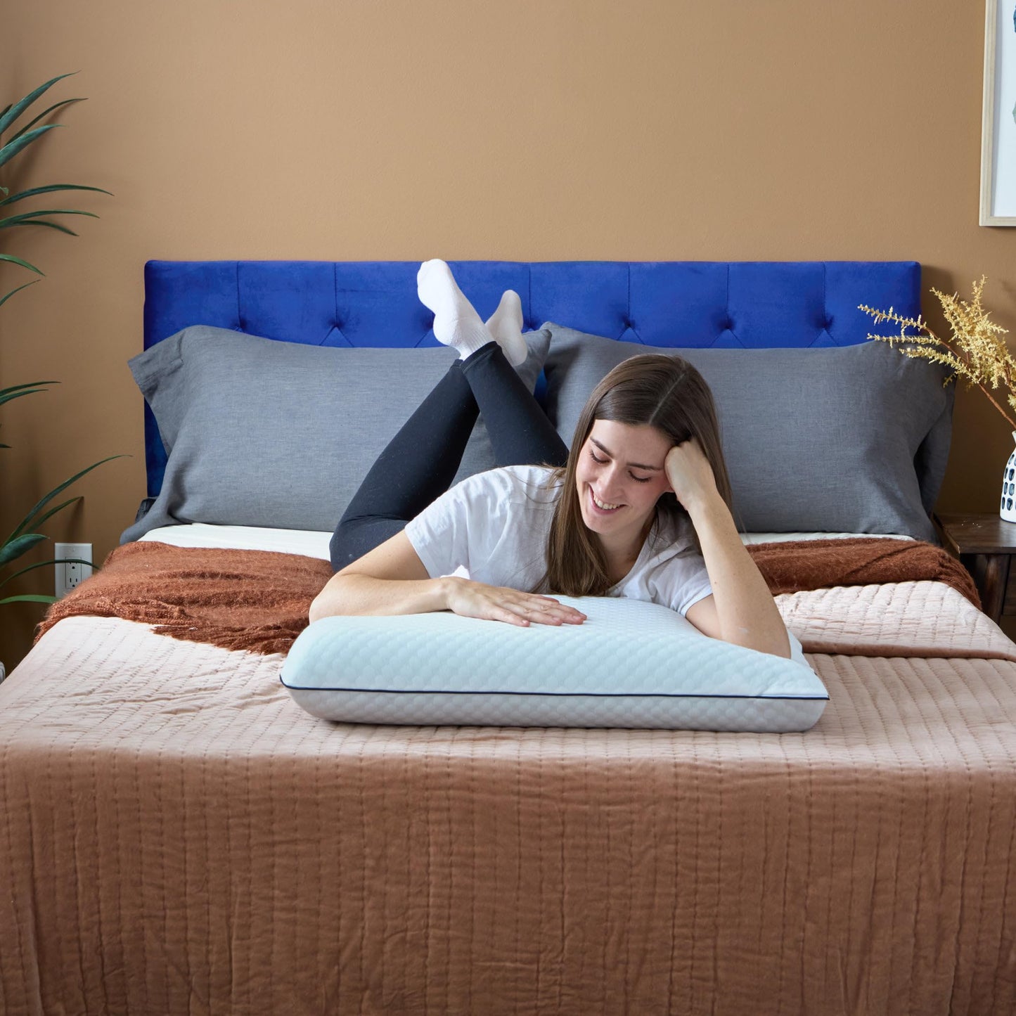 Weekender Cooling Gel Memory Foam Pillow for Sleeping – King Size, Ventilated Cooling Pillow for Side & Back Sleepers, Neck & Shoulder Support, Medium Firm, Washable Cover