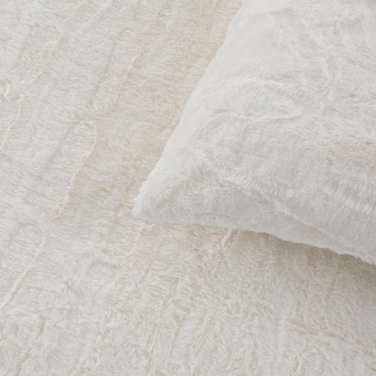 UGG King Size Comforter Set, Luxury Faux Fur Extra Soft King Comforter Set, Oversized Fluffy Reversible Cream Micromink Bedding with 2 Zipper Pillow Shams, Bedroom Decor, Snow White, Alondra