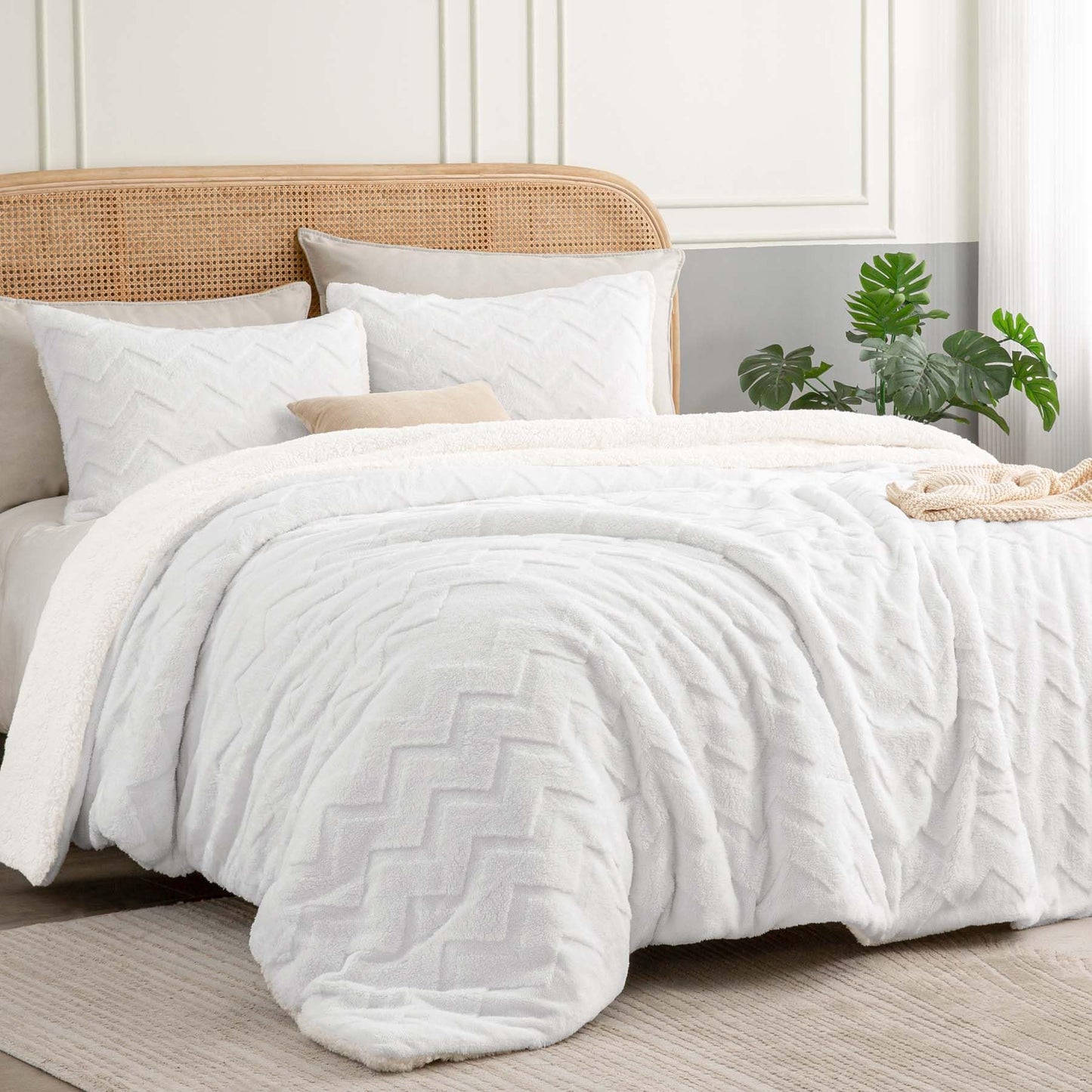 BEDELITE Fluffy Queen Comforter Set - Super Soft Sherpa White Comforter for Queen Size Bed, Luxury Warm Bedding Set for Winter, Fuzzy Bed Set 3 Pieces (1 Comforter, 2 Pillowcases)