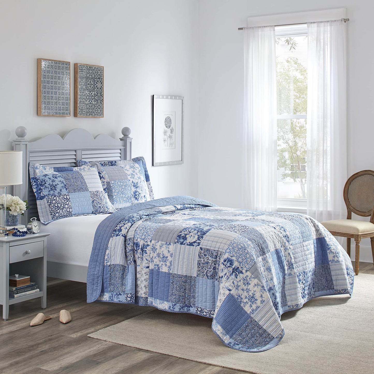 Laura Ashley – Queen Quilt Set, Soft Cotton Bedding with Matching Shams, Reversible Patchwork Paisley Design, Flora Room Decor, Lightweight for Year-Round Layering (Blue)