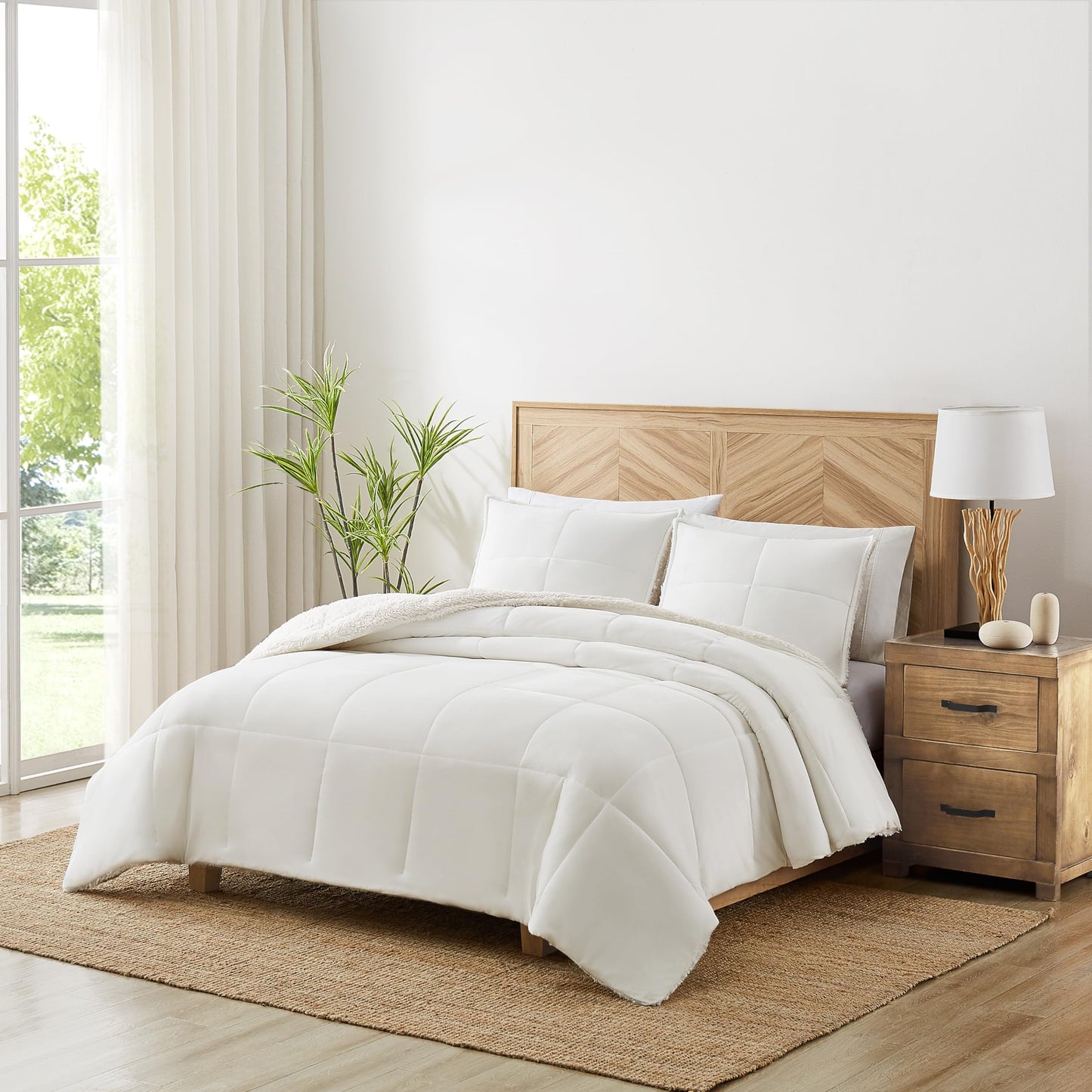UGG White Comforter Set with 2 Pillow Shams, Warm Winter Bedding, Fluffy Reversible Down Alternative Bedding, King/California King Size Comforter Set, Snow
