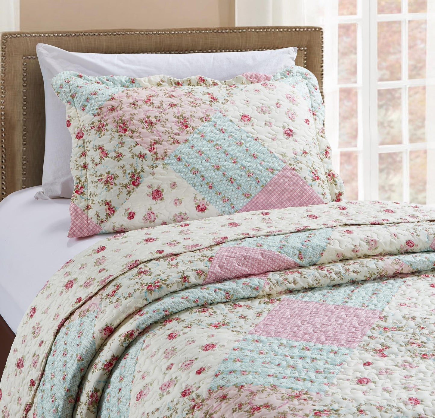 Brilliant Sunshine Pink and Green Roses Quilt Twin Size, Patchwork Design Bedding Set with Sham, Reversible Bedspread, Soft Lightweight Coverlet for All Seasons (68"x90")