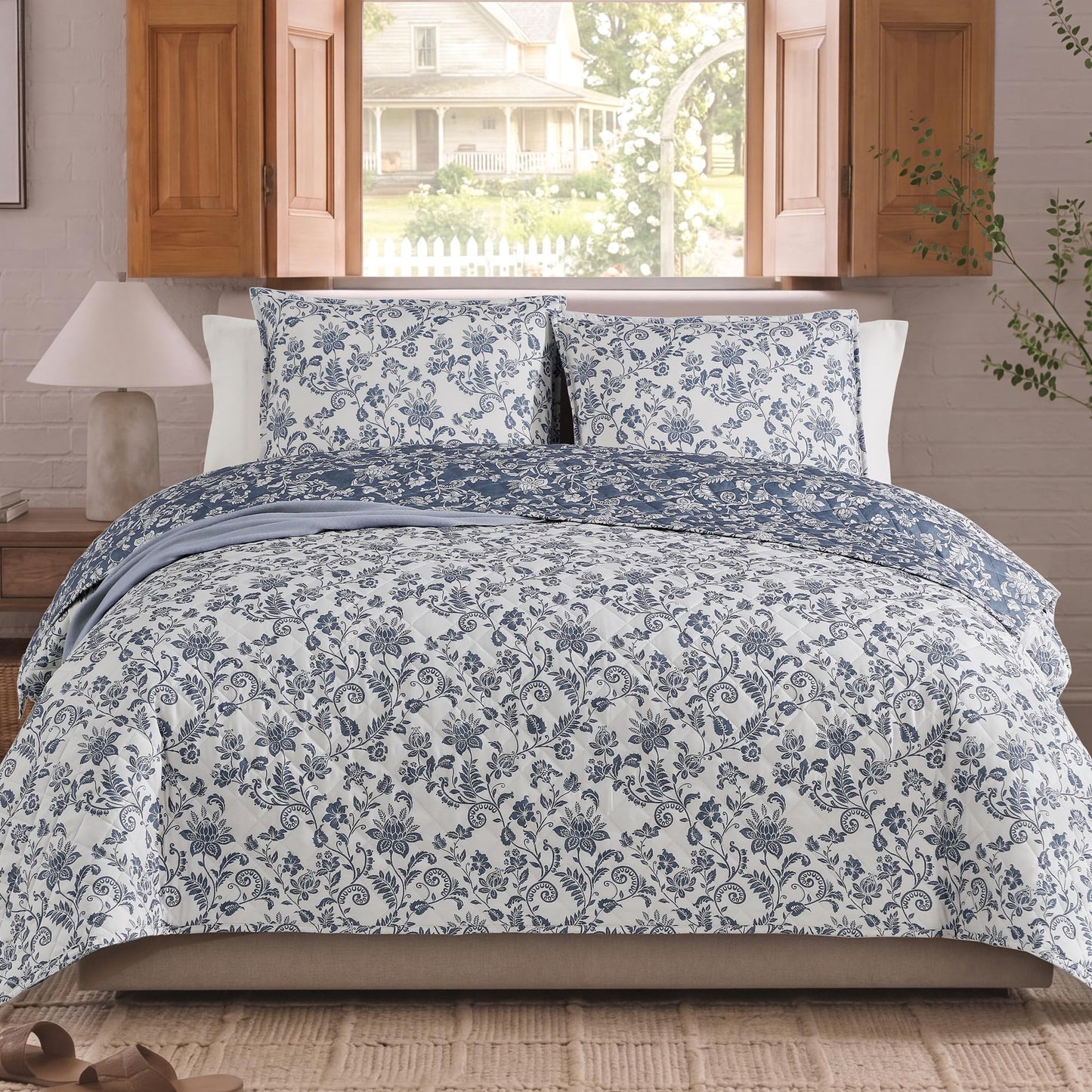BLOOMHAVEN Quilt Set Queen Size, Oxford Blue Floral Quilt Sets, Reversible Bedspread Lightweight and Breathable for All Seasons, Soft Quilted Bedspread with 2 Pillow Shams